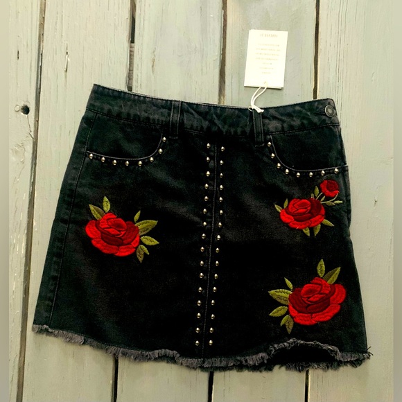 đź–¤Forever 21 Embroideted Rose Black Denim Mini Skirt with Silver Studs - Picture 1 of 6